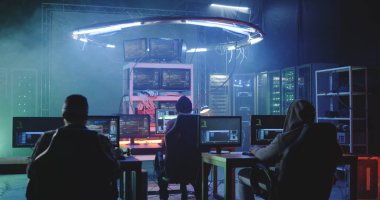 Bodrumda hackleme olan genç adamlar