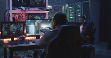 Fps video oyunu oynayan genç adam