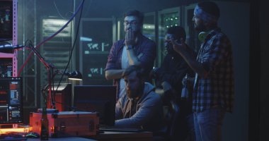 Hackerlar gergin bir argüman yaşıyor