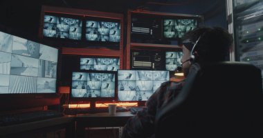 Hacker güvenlik kamerası görüntüleri izliyor