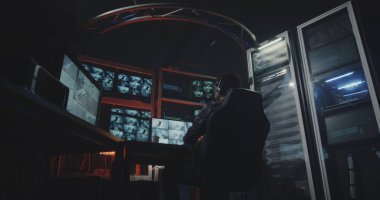 Hacker güvenlik kamerası görüntüleri izliyor
