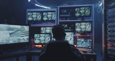 Hacker güvenlik kamerası görüntüleri izliyor