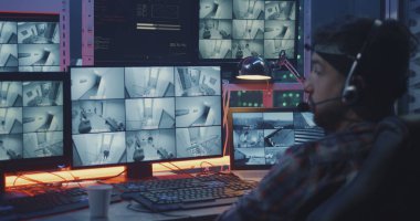 Hacker güvenlik kamerası görüntüleri izliyor