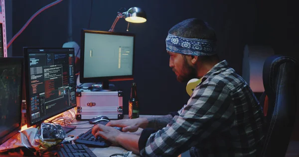 Hackers trabajando en sus escritorios — Foto de Stock