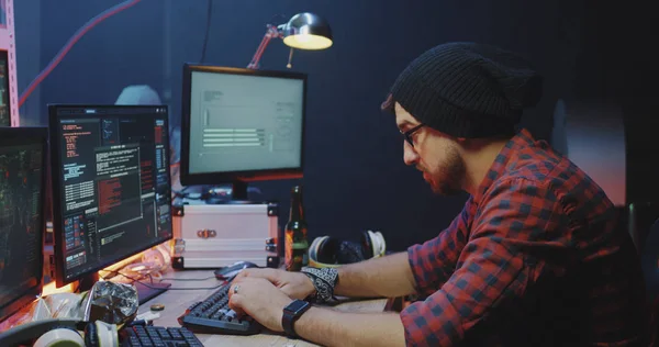 Hackers trabajando en sus escritorios — Foto de Stock