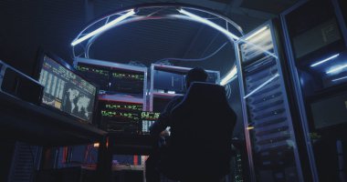 Birden çok monitörlü bilgisayar kullanan bilgisayar korsanı