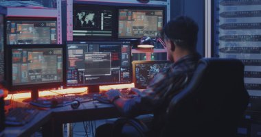 Hacker birden fazla monitör izliyor