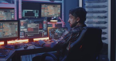 Hacker birden fazla monitör izliyor