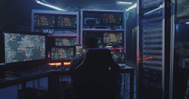 Hacker birden fazla monitör izliyor