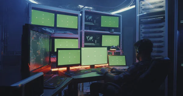 Хакер распространяет компьютерный вирус — стоковое фото