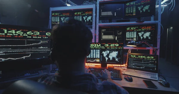 Hacker usando computador com vários monitores — Fotografia de Stock