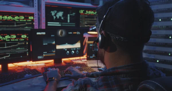 Hacker usando computador com vários monitores — Fotografia de Stock