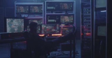 Hacker birden fazla monitör izliyor