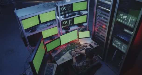 Hacker usando computadora con múltiples monitores — Vídeos de Stock