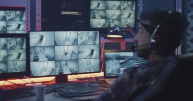 Hacker güvenlik kamerası görüntüleri izliyor