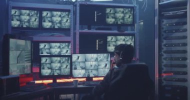 Hacker güvenlik kamerası görüntüleri izliyor