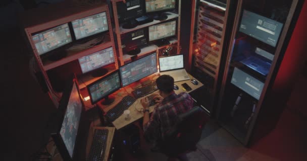 Hacker nutzen Computer mit mehreren Monitoren — Stockvideo
