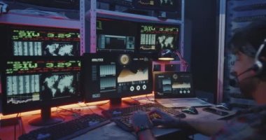 Birden çok monitörlü bilgisayar kullanan bilgisayar korsanı