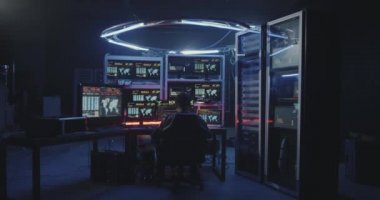 Birden çok monitörlü bilgisayar kullanan bilgisayar korsanı