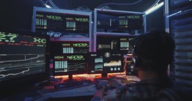 Birden çok monitörlü bilgisayar kullanan bilgisayar korsanı