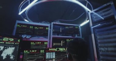 Birden çok monitörlü bilgisayar kullanan bilgisayar korsanı