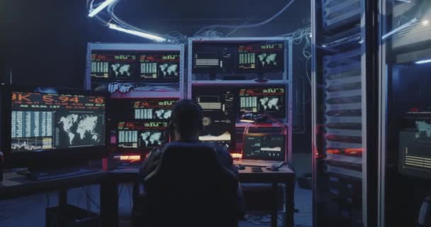 Hacker usando computador com vários monitores — Vídeo de Stock