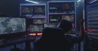 Hacker birden fazla monitör izliyor