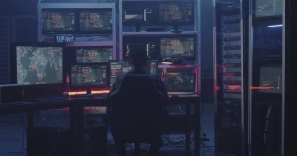 Hacker pracující s více monitory — Stock video