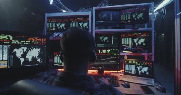 Hacker nutzen Computer mit mehreren Monitoren — Stockvideo