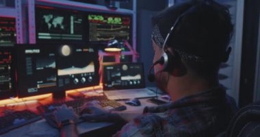 Birden çok monitörlü bilgisayar kullanan bilgisayar korsanı