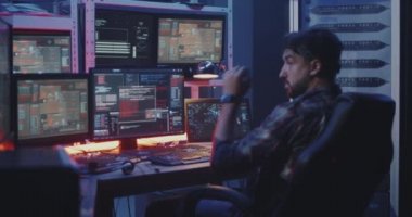 Hacker birden fazla monitör izliyor