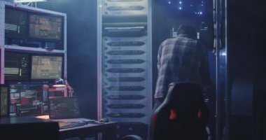 Erkek hacker ayarlama ekipmanları