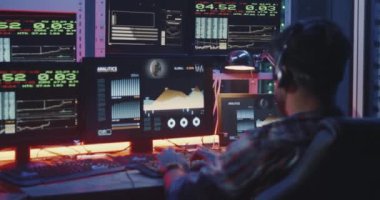 Birden çok monitörlü bilgisayar kullanan bilgisayar korsanı