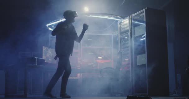 Auriculares VR con hombre bailando — Vídeos de Stock