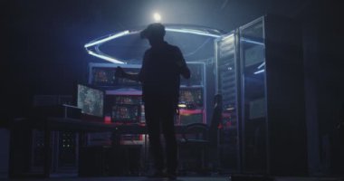 Vr kulaklık giyen adam dans