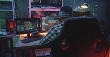 Hacker arkadaşı ile başarı kutluyor