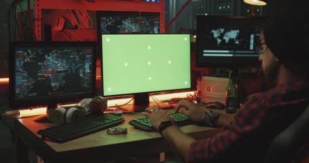 Hackers travaillant à leur bureau — Video