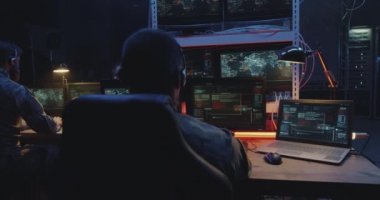 Askerler bilgisayara roket fırlatıyor