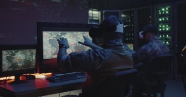 Vr kulaklık kullanan askerler