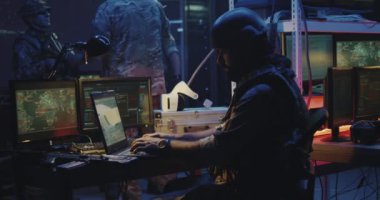 Dizüstü bilgisayarda çalışan asker