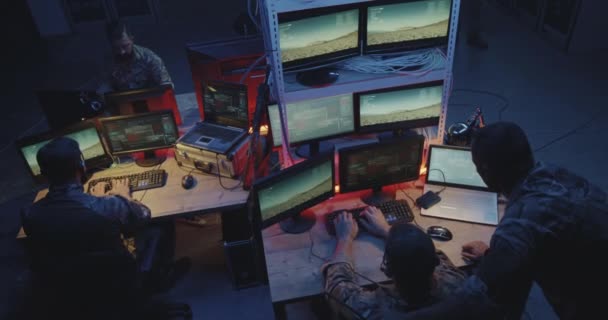 Солдаты, контролирующие ракетный удар по компьютеру — стоковое видео