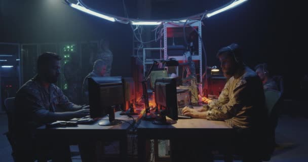 Soldater som arbetar på datorer — Stockvideo