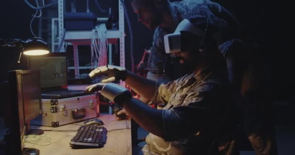 Soldaten die VR-headsets en handschoenen gebruiken — Stockvideo