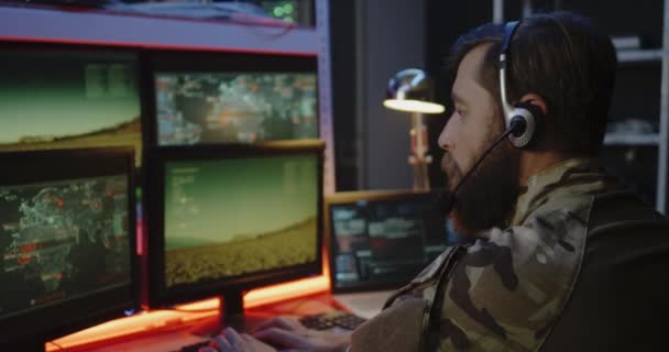 Солдат наблюдает за запуском ракет на компьютере — стоковое видео