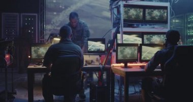 Bilgisayarlarda araba hareketini takip eden askerler