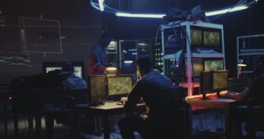 Bilgisayarda çalışan asker