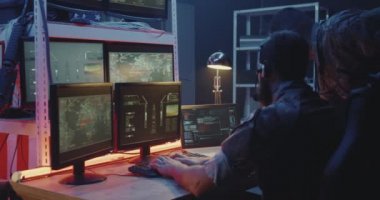 Bilgisayarda roket fırlatmayı kontrol eden askerler