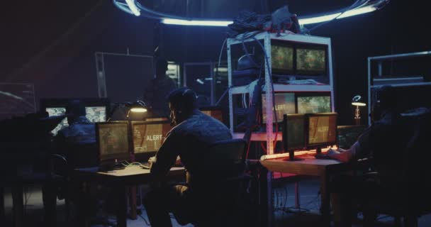 Soldat som arbetar på en dator — Stockvideo