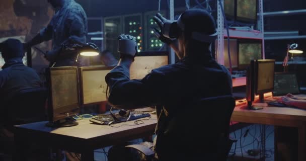 Soldat med VR-headset och-handskar — Stockvideo