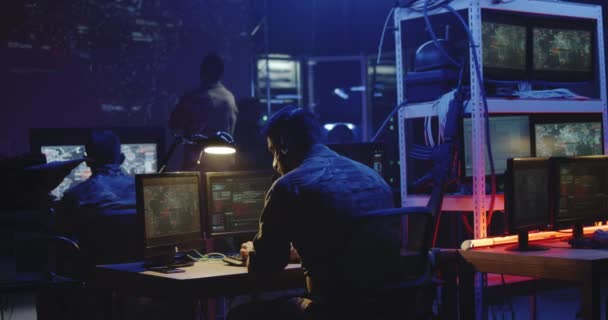 Soldat travaillant sur un ordinateur 